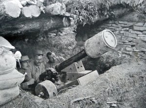 Fransk 48-pistol som användes för att avfyra landminor, 1915 av French Photographer