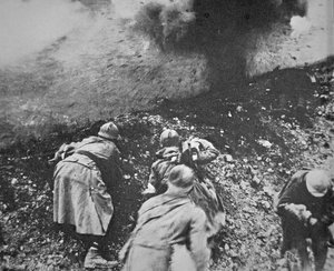 Franskt infanteri under beskjutning från tyskt artilleri under slaget vid Verdun av French Photographer