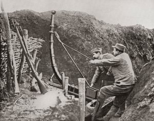 Franska soldater använder en katapult för att kasta bomber under första världskriget, från The Illustrated War News, 1915 av French Photographer
