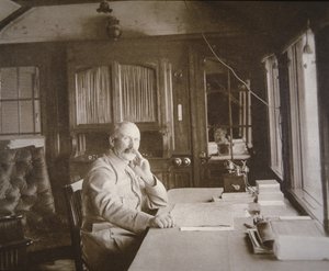 General Pétain i sin järnvägsvagnssalongs huvudkvarter under slaget vid Verdun, februari-december 1916 (s/v foto) av French Photographer