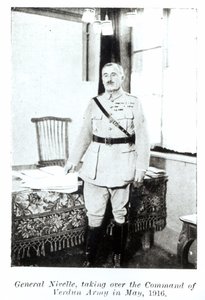 General Robert Nivelle (1856-1924) tar över befälet över armén vid Verdun, maj 1916 (bw foto) av French Photographer