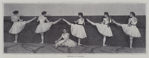 Flickor som utför stångövningar i en balettklass (s/v-bild) av French Photographer