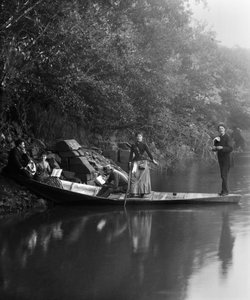 Grupp vänner, på en promenad, vilar på en båt. Fotografi sent 1800-tal. Ducos samling. av French Photographer