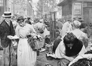Hawker bland köpare och säljare, Les Halles, Paris, 1896