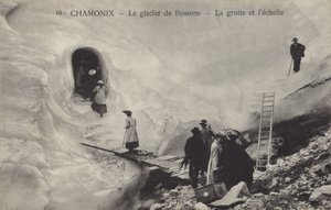Isgrotta och stege, Bossons Glacier, Chamonix, Frankrike (s/v foto) av French Photographer