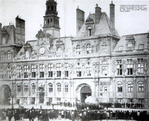 Uppblåsning av en ballong med kommunens deklarationer fästade vid den utanför Hotel de Ville, Paris, 3 maj 1871. av French Photographer