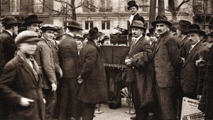 Les petits metiers de Paris: le camelot du boulevard. av French Photographer