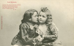Liten pojke som kysser en liten flicka (s/v foto) av French Photographer