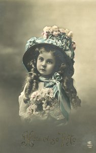 Liten flicka i en stor hatt (färgfoto) av French Photographer
