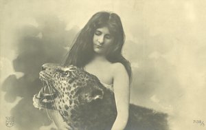 Långhårig tjej med armar runt uppstoppad leopard (s/v foto) av French Photographer