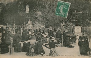 Lourdes, den mirakulösa grottan. Vykort skickat den 28 mars 1913. av French Photographer