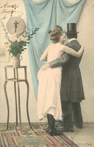 Man i hög hatt med arm runt halvklädd kvinna av French Photographer