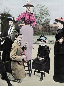 Marcel Proust Fransk författare mitt i en grupp unga kvinnor som spelar gitarr på en tennisracket, på tennisboulevarden Bineau i Paris, 1892 av French Photographer
