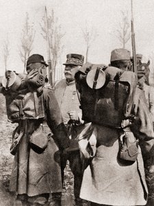 Marskalk Joseph Jacques Césaire Joffre inspekterar sina trupper, från The Illustrated War News, 1915 av French Photographer