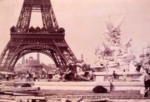 Män som bygger fontänen St. Vidal nära Eiffeltornet, c.1888 av French Photographer