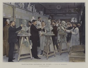 Modelleringskurs på keramikskolan i Sevres porslinsfabrik, Frankrike (färgfoto) av French Photographer