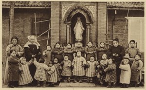Föräldralösa barn poserar utanför sitt barnhem i Kina av French Photographer