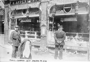 Paris, tysk butik krossad av pöbel, 1914 av French Photographer