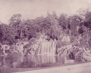 Paris: Grand Cascade i Bois de Boulogne (s/v foto) av French Photographer