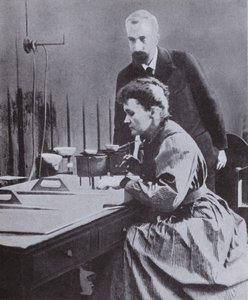 Pierre och Marie Curie, upptäckare av Radium, i deras laboratorium vid Paris universitet, 1898 av French Photographer