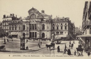 Place du Ralliement, teatern och Chaussee Saint-Pierre, Angers, Frankrike av French Photographer