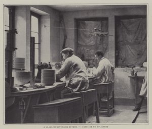 Polerverkstad på Sevres porslinsfabrik, Frankrike (s/v foto) av French Photographer
