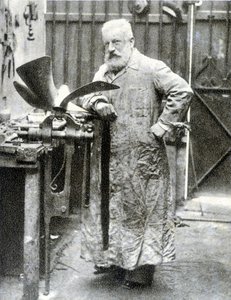 Porträtt av Fernand Forest (1851 - 1914), fransk uppfinnare (motor, bildelar...) - fotografi av French Photographer