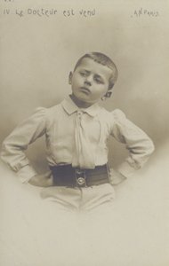 Porträtt av en liten pojke (s/v foto) av French Photographer