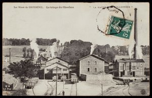 Vykort som visar gruvorna i Grosmenil, sorterar ut kol, Haute-Loire, ca 1900 av French Photographer