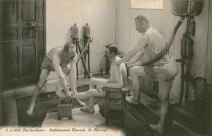 Vykort av en man som masseras i termalbadet i Aix les Bains, skickat 1913 av French Photographer