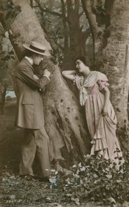 Vykort av älskare som ristade ett hjärta på ett träd, skickat 1913 (handfärgat foto) av French Photographer