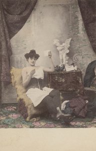 Söt halvklädd tjej, läser brev av French Photographer
