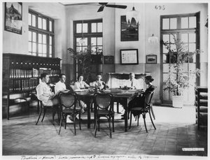 Grundskola för pojkar i Hanoi, ca 1920 av French Photographer