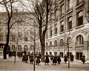 Fritidsdomstol vid Madame de Saissevals skola (Carcado - Saisseval) i Paris i slutet av artonhundratalet, före 1900 (s/v foto) av French Photographer