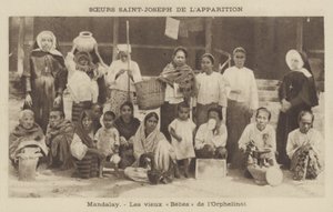 Invånare i ett barnhem som drivs av Sisters of St Joseph, Mandalay, Burma (s/v foto) av French Photographer