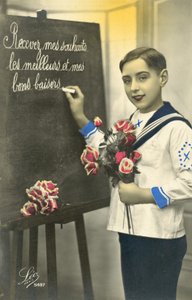 Skolpojke som skriver på en svart tavla (färgfoto) av French Photographer