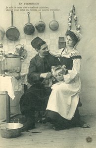 Tjänande flicka sitter på mans knä i köket av French Photographer