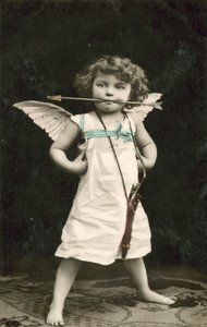 Liten pojke, utklädd till Amor, med en pil i munnen av French Photographer