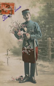 Soldat som bär ett knippe blommor, nyårsvykort, 1913 av French Photographer