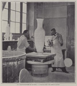 Sprayemaljering av en vas på Sevres porslinsfabrik, Frankrike (s/v foto) av French Photographer