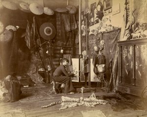 Den franske målaren Rochegrosse fotograferad i sin ateljé, ca 1885 (silvertryck av gelatin) av French Photographer