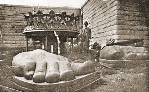 Konstruktionen av Frihetsgudinnan, detalj av fötterna, c.1876 av French Photographer