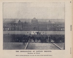 Kapten Dreyfus förnedring, som bröt svärdet, från ett privat fotografi, det enda som tagits från denna bedrövliga scen (s/v foto) av French Photographer