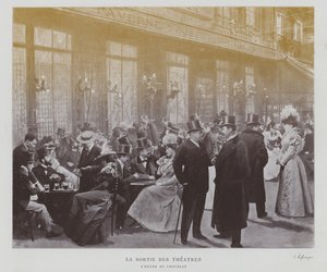 Teaterbesökare utanför Taverne Pousset i Paris efter en föreställning (s/v foto) av French Photographer