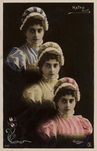 Tre identiska kvinnliga huvuden av French Photographer