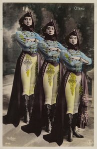 Tre identiska kvinnor av French Photographer