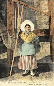 Traditionell klänning av Boulougne (färgfoto) av French Photographer