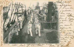 Sjömanspraktik på en fransk sjöfartsskola har en boxningslektion på däck. Vykort skickat 1913. av French Photographer