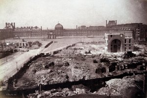 Förvandlingar av Paris under det andra imperiet, Haussmann verk: utsikt över Place du Carrousel under rivningen av den tidigare kungens stall i Paris. Denna plats var en del av de omvandlingar som Napoleon III genomförde under det andra imperiet. 18
