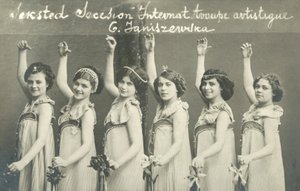 Trupp av unga kvinnliga dansare som ler av French Photographer